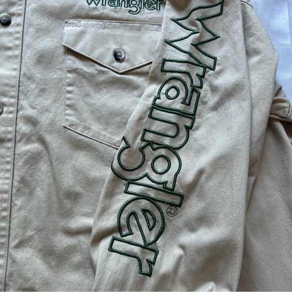 Wrangler Vintage Tan & Green Full Sleeve Button Down Top With Branded Sleeve - Picture 10 of 13